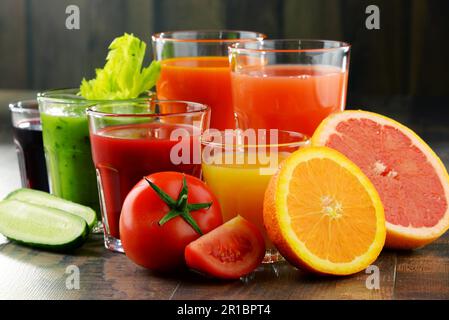 Gläser mit frischen Bio-Obst und Gemüse Säfte. Detox-Diät Stockfoto