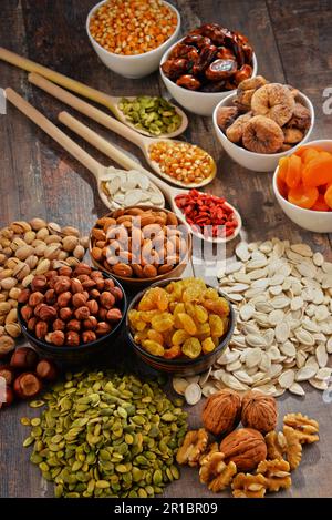 Zusammensetzung mit getrockneten Früchten und verschiedene Muttern Stockfoto