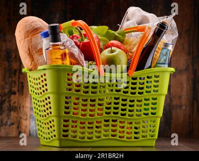 Kunststoff Warenkorb mit sortierten Gorcery Produkte Stockfoto