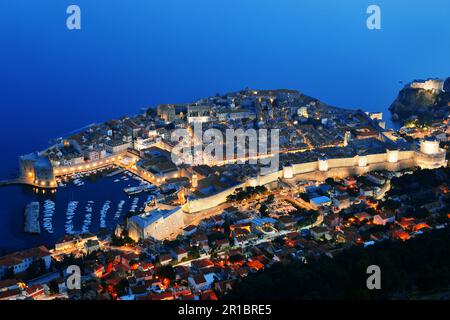 Luftaufnahme von Dubrovnik, Kroatien bei Nacht Stockfoto