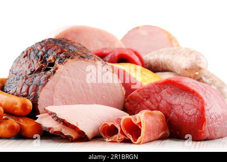 Verschiedene Fleischerzeugnisse einschließlich Schinken und Wurstwaren isoliert auf weißem Hintergrund Stockfoto