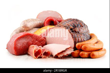 Verschiedene Fleischerzeugnisse einschließlich Schinken und Wurstwaren isoliert auf weißem Hintergrund Stockfoto