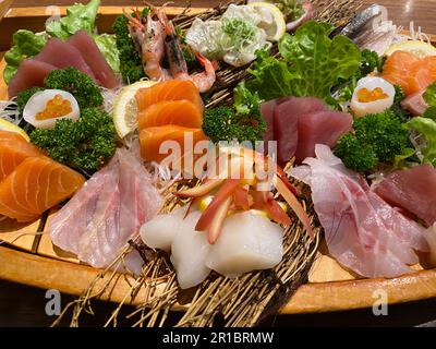 Gemischte Sashimi-Sushi-Platte, roher Fisch, Lachs, Thunfisch, Jakobsmuscheln, Fischrogen, Aal, Makrele, japanischer Kalmar, Tintenfisch, Shrimps, Stuttgart Stockfoto