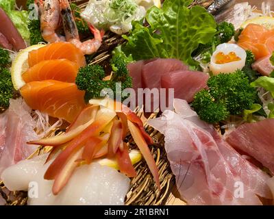 Gemischte Sashimi-Sushi-Platte, roher Fisch, Lachs, Thunfisch, Jakobsmuscheln, Fischrogen, Aal, Makrele, japanischer Kalmar, Tintenfisch, Shrimps, Stuttgart Stockfoto