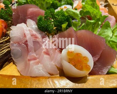 Gemischte Sashimi-Sushi-Platte, roher Fisch, Thunfisch, Jakobsmuscheln, Fischrogen, Stuttgart, Baden-Württemberg, Deutschland Stockfoto