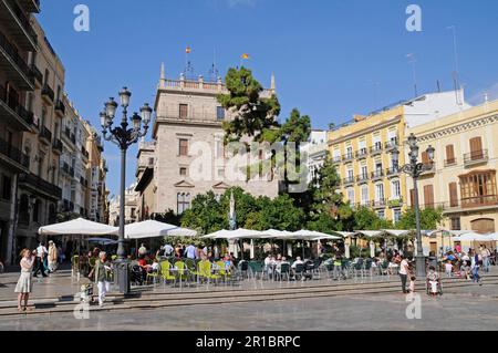 Straßencafe, Touristen, Palacio, Palau de la Generalitat, Sitz der Regionalregierung, Plaza de la Virgen, Platz, Valencia, Spanien Stockfoto