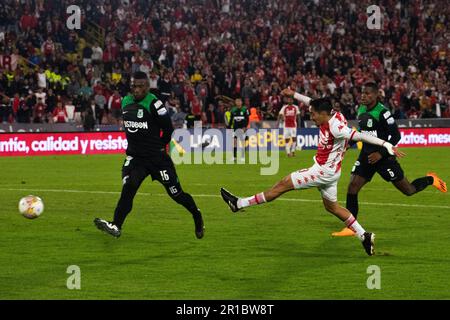 Santa Fes Fabian Sambueza und Atletico Nacionals Sergio Mosquera während des Spiels zwischen Bogotas Independiente Santa Fe (0) und Atletico Nacional (2) in Bogota, Kolumbien, 11. Mai 2023. Foto: Daniel Romero/Long Visual Press Stockfoto