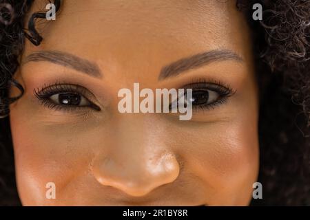 Nahaufnahme der Augen einer lächelnden afroamerikanischen Frau im Garten, mit Kopierbereich Stockfoto