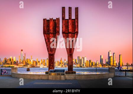 New York, USA - September 2019: 9/11 Memorial Weehawken in Union City und Skyline von Mid Manhattan, Vereinigte Staaten von Amerika. Stockfoto