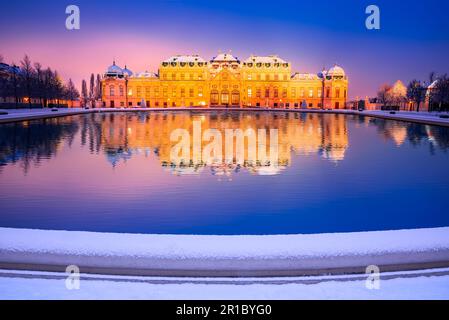 Wien, Österreich. Oberes Belvedere Schnee Winter Nacht Reflexion, Wien österreich Reise Hintergrund. Stockfoto