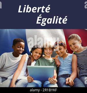 Zusammensetzung des Textes zum bastille-Tag über verschiedene Kinder mit Laptop und französischer Flagge Stockfoto