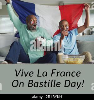 Zusammensetzung des Textes zum bastille-Tag über jubelnde afroamerikanische Männer mit Fußball und französischer Flagge Stockfoto