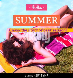 Zusammengesetzt aus Hallo-Sommer-Text und einer birassischen Frau mit Afrohaar, die auf dem Handtuch am Pool liegt Stockfoto
