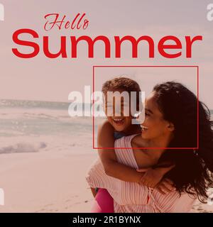 Kombination aus Hallo-Sommer-Text und birassischer fröhlicher Mutter, die sich mit der Tochter am Strand beschäftigt Stockfoto