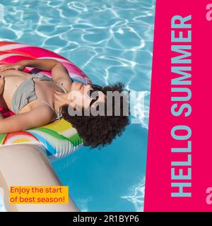 Hallo Sommertext und birassische Frau mit Afro-Haar, die sich auf dem aufblasbaren Schwimmring im Pool entspannt Stockfoto