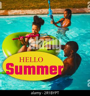 Kombination aus Hallo-Sommer-Text und vielfältigen Freunden mit Spritzpistolen, die im Swimmingpool genießen Stockfoto