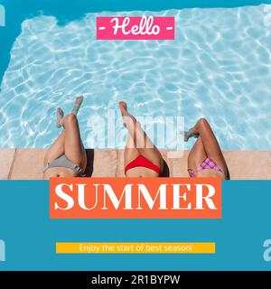 Composite aus Hallo-Sommer-Text und einem niedrigen Teil birassischer Freunde in Bikinis, die am Pool sitzen Stockfoto