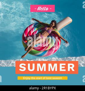 Composite aus Hallo-Sommer-Text und birassischer glücklicher junger Frau, die auf schwimmendem Eis im Pool liegt Stockfoto