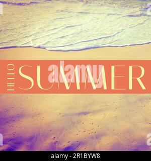 Komposition von Hallo Sommer Text über Meer mit Sandstrand Stockfoto