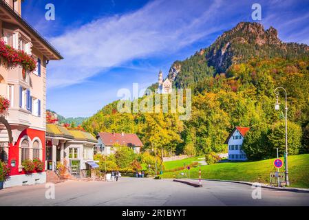 Neuschwanstein, Deutschland - Schwangau charmante Stadt, wunderschöne Herbstfarben, märchenhafte Bayerische Alpen, deutscher Reisehintergrund. Stockfoto