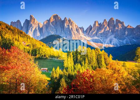 Val di Funes, Italien - Herbstlandschaft mit Dorf Santa Magdalena, idyllische Dolomitenlandschaft im Villental, Südtirol, italienische Alpen im Rampenlicht. Stockfoto