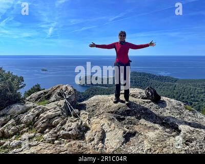 Porträt einer Seniorin beim Wandern in der felsigen Landschaft Kroatiens Stockfoto