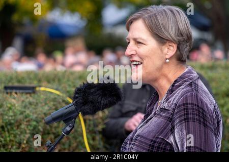 Anführer der tasmanischen Grünen-Partei, CASSY O'Connor, spricht am Samstag, den 13. Mai, auf der No Stadium Rally auf dem Rasen des Parlaments in Hobart vor der Menge. An der Protestkundgebung nahmen mehr als 6.000 Menschen Teil, die sich gegen den Bau eines AFL-Stadions in Mac Point am Hafen von Hobart aussprachen. Stockfoto