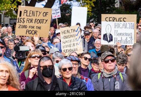 Teil der Menge bei der No Stadium Rally auf dem Parlamentsgarten in Hobart, Samstag, den 13. Mai. An der Protestkundgebung nahmen mehr als 6.000 Menschen Teil, die sich gegen den Bau eines AFL-Stadions in Mac Point am Hafen von Hobart aussprachen. Stockfoto