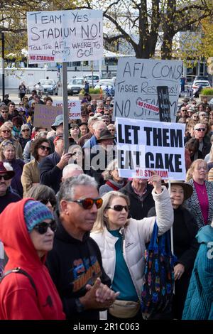 Teil der Menge bei der No Stadium Rally auf dem Parlamentsgarten in Hobart, Samstag, den 13. Mai. An der Protestkundgebung nahmen mehr als 6.000 Menschen Teil, die sich gegen den Bau eines AFL-Stadions in Mac Point am Hafen von Hobart aussprachen. Stockfoto