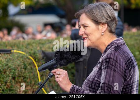 Anführer der tasmanischen Grünen-Partei, CASSY O'Connor, spricht am Samstag, den 13. Mai, auf der No Stadium Rally auf dem Rasen des Parlaments in Hobart vor der Menge. An der Protestkundgebung nahmen mehr als 6.000 Menschen Teil, die sich gegen den Bau eines AFL-Stadions in Mac Point am Hafen von Hobart aussprachen. Stockfoto