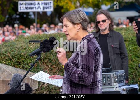 Anführer der tasmanischen Grünen-Partei, CASSY O'Connor, spricht am Samstag, den 13. Mai, auf der No Stadium Rally auf dem Rasen des Parlaments in Hobart vor der Menge. An der Protestkundgebung nahmen mehr als 6.000 Menschen Teil, die sich gegen den Bau eines AFL-Stadions in Mac Point am Hafen von Hobart aussprachen. Stockfoto