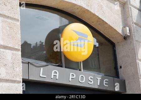 lyon , Aura France - 05 01 2023 : La poste-Gebäude Logo der französischen Post und Markentext der Fassadenagentur Stockfoto