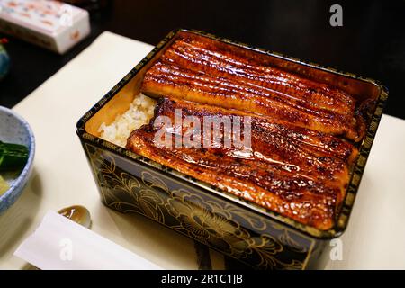 Unaju (köstlicher gegrillter Aal serviert auf Reis in einer lackierten Schachtel) Stockfoto