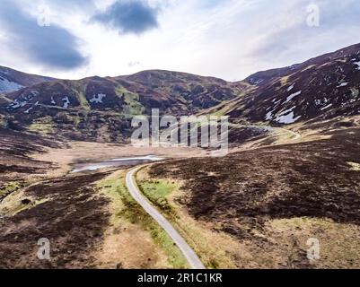 Luftaufnahme des Pilgerpfads zu den Klippen der Slieve League im County Donegal, Irland. Stockfoto