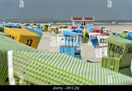 Leere Liegen an einem kühlen Tag in der Vorsaison am Strand von Langeoog, Ostfriesische Inseln, Niedersachsen, Deutschland Stockfoto
