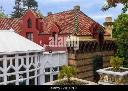 Von außen befindet sich die Villa Quijano, weithin bekannt als El Capricho, ein modernes Gebäude, entworfen von Antoni Gaudi, in den Comillas, Kantabrien, Spanien. Stockfoto