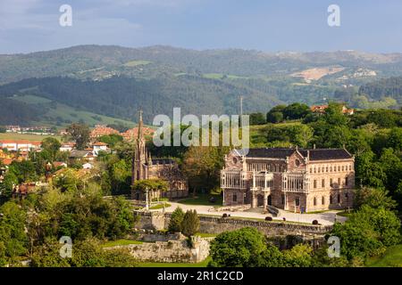 Schloss Sobrellano und Capilla Panteón de los Marqueses de Comillas, umgeben von einem Park mit Bergen im Hintergrund. Comillas, Kantabrien, Spanien. Stockfoto