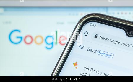 Seoul, Südkorea - 11. Mai 2023 : Ein Smartphone-Bildschirm mit dem Google-Logo und Bard, ein neuer Chatbot, den Google auf den Markt gebracht hat Stockfoto