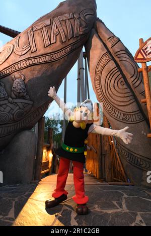 Paris, Frankreich. 12. Mai 2023. Die als Asterix verkleidete Figur eröffnet das neue „Festival Toutatis“ im Parc Asterix in Frankreich. Kredit: Thomas Faull/Alamy Live News Stockfoto