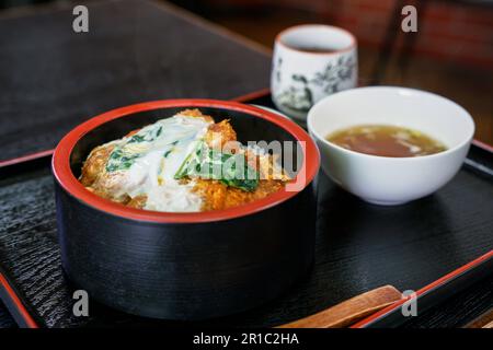 Katsudon ist eine Schüssel Reis, mit einem Belag frittiertes Schweinefleisch. Stockfoto