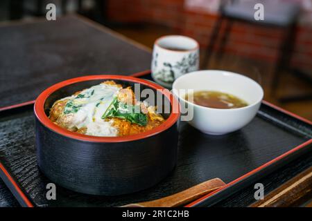 Katsudon ist eine Schüssel Reis, mit einem Belag frittiertes Schweinefleisch. Stockfoto