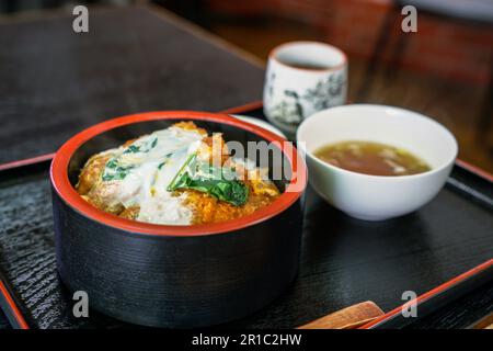 Katsudon ist eine Schüssel Reis, mit einem Belag frittiertes Schweinefleisch. Stockfoto