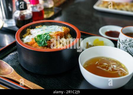 Katsudon ist eine Schüssel Reis, mit einem Belag frittiertes Schweinefleisch. Stockfoto