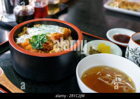 Katsudon ist eine Schüssel Reis, mit einem Belag frittiertes Schweinefleisch. Stockfoto