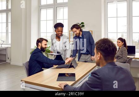 Geschäftsteammeeting im Büro, Projektarbeit und Verwendung eines Laptops Stockfoto