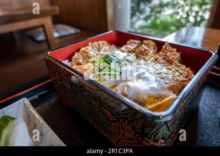 Katsudon ist eine Schüssel Reis, mit einem Belag frittiertes Schweinefleisch. Stockfoto