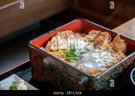 Katsudon ist eine Schüssel Reis, mit einem Belag frittiertes Schweinefleisch. Stockfoto