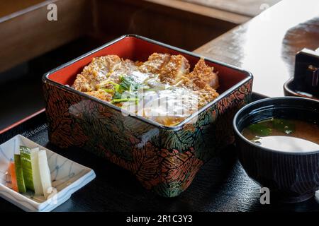 Katsudon ist eine Schüssel Reis, mit einem Belag frittiertes Schweinefleisch. Stockfoto