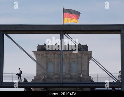 Berlin, Deutschland. 11. Mai 2023. Die Flagge Deutschlands fliegt auf dem Dach eines Turms auf dem Reichstagsgebäude. Kredit: Paul Zinken/dpa/Alamy Live News Stockfoto