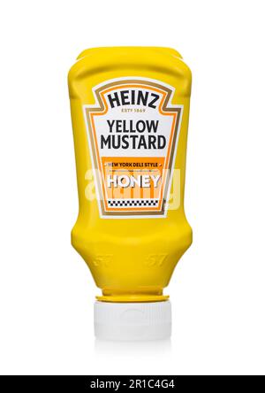 LONDON, UK - 10. APRIL 2023 : Heinz New York Deli Stil gelber Senf auf Weiß. Stockfoto